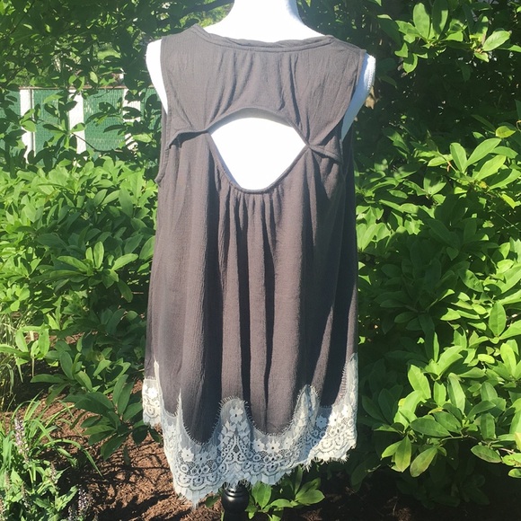 $ FIRM 🌷Ash Sleeveless Tunic with Lace Hem - Picture 4 of 4